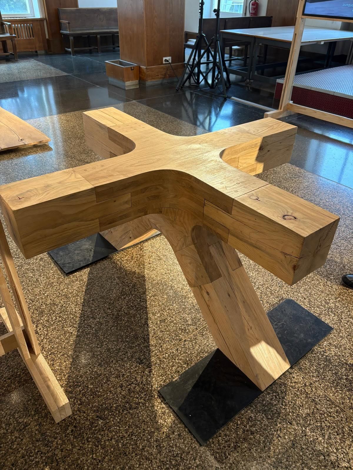 Encuentro tallado en madera